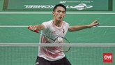 Jonatan Christie menghadapi Chou Tien Chen pada laga final tunggal putra Asian Games 2018 di Istora Senayan, Jakarta. (CNN Indonesia/Adhi Wicaksono)
