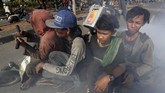 Para penggemar Vespa ekstrem tak ada rasa khawatir meski tanpa menggunakan penutup kepala. (REUTERS/Darren Whiteside)