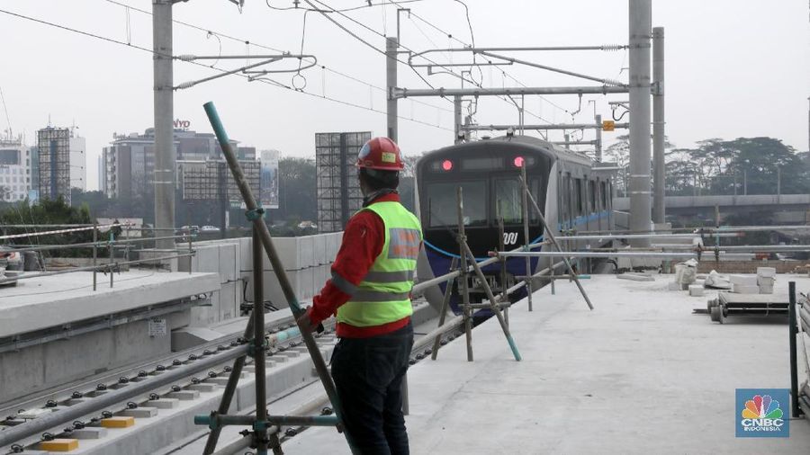 Di tengah pelemahan rupiah terhadap mata uang utama dunia sepanjang 2018, PT MRT Jakarta justru terhindar dari risiko kurs. Kok bisa?