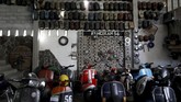 Deretan Vespa klasik mulai tahun 1960-an. (REUTERS/Darren Whiteside)