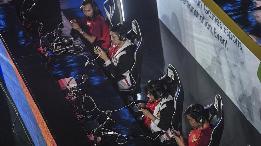 Tim Indonesia bertanding dalam eSports cabang permainan Arena of Valor (AOV) Asian Games 2018 di Britama Arena, Jakarta, Minggu (26/8). eSport menjadi cabang olahraga eksibisi Asian Games 2018. ANTARA FOTO/INASGOC/Fulli Syafi/pras/18.