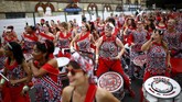 Tidak ada yang protes, ribuan orang justru bergabung merayakan Notting Hill Carnival. (REUTERS/Henry Nicholls)