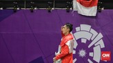 Jonatan Christie hormat ke arah bendera Merah Putih saat lagu Indonesia Raya berkumandang usai final tunggal putra Asian Games 2018. (CNN Indonesia/Adhi Wicaksono)
