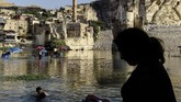 Anak-anak berenang di Sungai Tigris. Hingga saat ini, Hasankeyf dihuni oleh lebih dari 80 jiwa. Pemukiman di sana merupakan salah satu pemukiman kuno yang masih eksis di dunia. (AFP PHOTO / Yasin AKGUL)