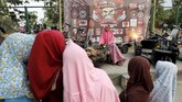 Pengunjung duduk di atas Vespa ekstrem yang telah dimodifikasi. (REUTERS/Darren)