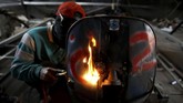 Seorang mekanik tengah memperbaiki Vespa di salah satu bengkel khusus Vespa di Kediri, Jawa Tengah. (REUTERS/Darren Whiteside)