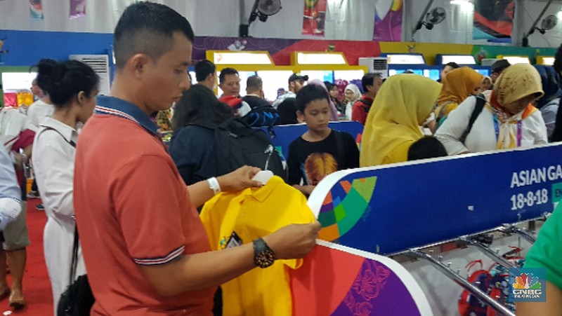 Antusias pengunjung Asian Games 2018 sangat terlihat dari mengularnya antrean di merchandise official store.