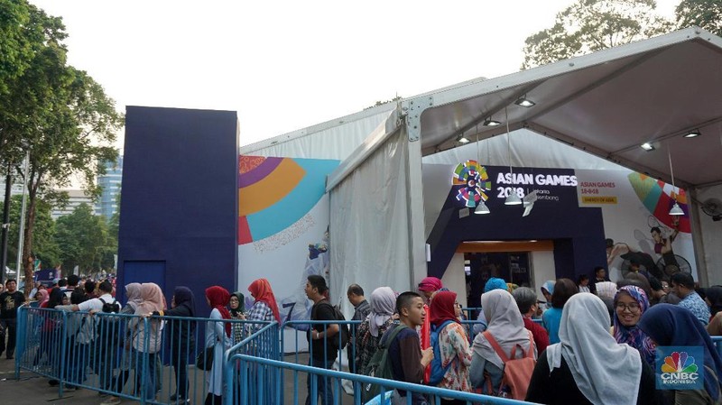 Antusias pengunjung Asian Games 2018 sangat terlihat dari mengularnya antrean di merchandise official store.