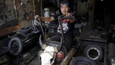 Yogi Hermawan Saifullah, 28, pemilik bengkel Vespa yang sangat lihai merestorasi Vespa. (REUTERS/Darren Whiteside)