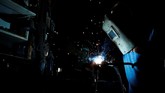 Proses pengerjaannya tak berubah sejak abad ke-12. Mulai dari membuat plat sampai menuang logam cair untuk lonceng. Terkadang ada ukiran tulisan di lonceng itu. (REUTERS/Alkis Konstantinidis)
