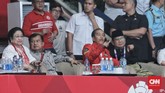 Ketika Jokowi tiba pada petang hari, posisi duduk JK dan Megawati bergeser. Jokowi pun diberi tempat bersebelahan dengan Prabowo. Tak jarang dua rival dalam Pilpres 2014 dan bakal rival pada Pilpres 2019 itu saling berbincang mengenai kiprah atlet-atlet pencak silat Indonesia di arena. (CNNIndonesia/Hesti Rika)