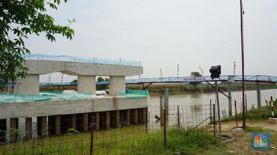 Menteri Badan Usaha Milik Negara (BUMN) Rini Soemarno optimis pembangunan jalan Tol Trans Sumatera dapat membawa manfaat besar bagi pengembangan kawasan dan peningkatan roda perekonomian di Pulau Sumatera. Pasalnya, keberadaan Jalan Tol Trans Sumatera dapat memberikan dampak positif bagi transportasi dan mobilitas masyarakat di wilayah Pulau Sumatera. (CNBC Indonesia/Wanti Puspa Gustiningsih)