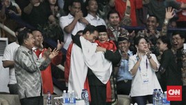 FOTO: Pelukan Hangat Jokowi-Prabowo di Padepokan Silat