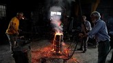 Di sana Galanopoulos bersaudara menempa bara di atas tungku yang menyala dan mencetaknya menjadi lonceng gereja. (REUTERS/Alkis Konstantinidis)