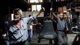 Kini totalnya hanya 50 ton, termasuk ekspor ke Balkan, Afrika, Israel, Lebanon, dan Australia. Sejak krisis, permintaan domestik memang menurun. (REUTERS/Alkis Konstantinidis)