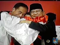 Disatukan Merah Putih dan Pesilat, Jokowi-Prabowo Berpelukan