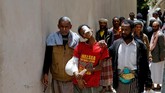 Tiga tahun didera perang, Yaman tak hanya bergelut membangkitkan kembali negaranya, tapi juga menyembuhkan puluhan ribu warga yang menderita kanker di tengah keterpurukan perekonomian. (Reuters/Khaled Abdullah)