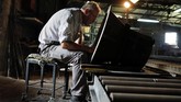 Bisnis pun memburuk. Pekerja di pengecoran milik keluarga Galanopoulos berkurang dari sembilang orang menjadi enam, padahal mereka tetap harus produksi secara manual. (REUTERS/Alkis Konstantinidis)