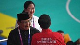 Presiden petahana RI Jokowi dan bakal rivalnya dalam Pilpres 2019, Ketum Gerindra yang juga Ketua PB IPSI Prabowo Subianto berbincang-bincang sebelum kembali duduk. (ANTARA FOTO/INASGOC/Melvinas Priananda)