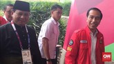 Ketua Ikatan Pencak Silat Indonesia (IPSI) Prabowo Subianto (kiri) menyambut Presiden RI Joko Widodo saat tiba di Padepokan Pencak Silat, Taman Mini Indonesia Indah untuk menyaksikan pertandingan silat Asian Games 2018, 29 Agustus 2018. (CNNIndonesia/Bimo Wiwoho)