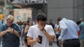 Akibatnya polisi menutup sebagian jalan 43rd Street dekat Seventh Avenue setelah kawanan lebah berkumpul di atas payung biru dan kuning, yang menaungi sebuah gerobak hotdog di Manhattan.