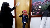 Seorang warga yang menemani kerabatnya berobat mengeluhkan betapa sulit mendapatkan obat di tengah perang. Jika pun ada, harganya sangat mahal, tak sesuai dengan kantung mereka. (Reuters/Khaled Abdullah)