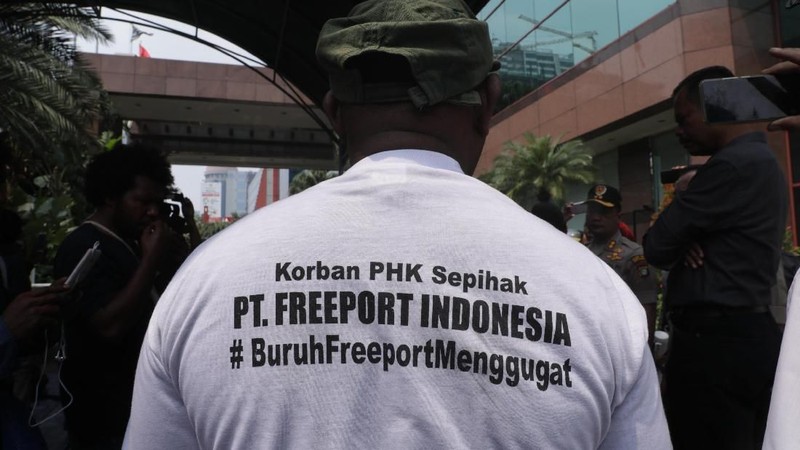 Mereka menuntut keadilan dan kejelasan terkait dirumahkannya sekitar 8 ribu karyawan Freeport dalam jangka waktu setahun terakhir.
