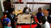 Namun setelah perang pecah, konsentrasi pemerintah terbelah sehingga kesehatan tak lagi jadi prioritas, sementara rumah sakit juga kerap menjadi target para pihak yang berseteru. (Reuters/Khaled Abdullah)