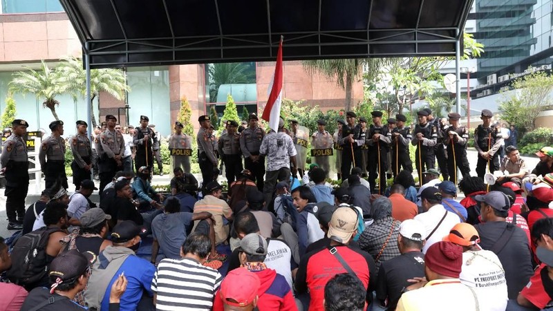 Mereka menuntut keadilan dan kejelasan terkait dirumahkannya sekitar 8 ribu karyawan Freeport dalam jangka waktu setahun terakhir.