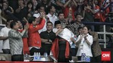 Atlet pencak silat Hanifan Yudani Kusumah berlari ke bangku VVIP, setelah menyalami Jokowi, pria yang mengalahkan atlet Vietnam Nguyen Thai Linh pada kelas C putra 55-60 kg itu memeluk Prabowo. Jokowi, JK, dan Puan pun berdiri memberi tepuk tangan. (CNNIndonesia/Hesti Rika)