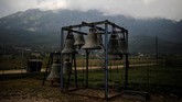 Saat bisnis sedang mencapai puncak, mereka bisa memproduksi 120 ton lonceng per tahun hanya untuk gereja di Yunani saja. (REUTERS/Alkis Konstantinidis)