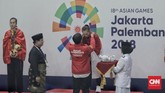 Selanjutnya, Presiden RI Joko Widodo didampingi Prabowo sebagai Ketua IPSI pun mengalungi medali kepada para pemenang dalam cabor pencak silat Asian Games 2018. (CNNIndonesia/Hesti Rika)