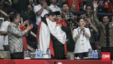 Hanifan Yudani Kusumah memeluk Joko Widodo dan Prabowo Subianto usai meraih emas kelas C 55-60kg dalam cabang olahraga pencak silat di Asian Games. (CNN Indonesia/Hesti Rika)