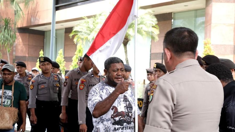 Mereka menuntut keadilan dan kejelasan terkait dirumahkannya sekitar 8 ribu karyawan Freeport dalam jangka waktu setahun terakhir.
