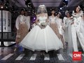 Kala Zebra Cross Berubah Jadi Runway Modis 'Audrey Hepburn'