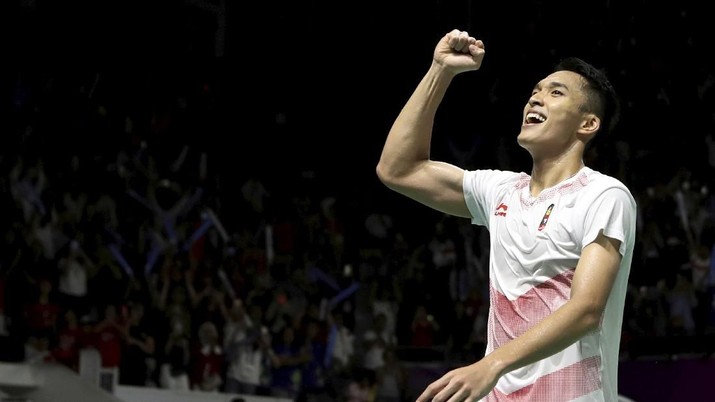 BULU TANGKIS PUTRA JONATAN CHRISTIE Pebulu tangkis tunggal putra Indonesia Jonatan Christie melakukan selebrasi setelah mengalahkan pebulu tangkis Cina Shi Yuqi pada babak 32 besar peroragan putra Asian Games 2018, di Istora Senayan, Jakarta, Jumat (24/8). ANTARA FOTO/INASGOC/Jessica Margaretha/tom/18.