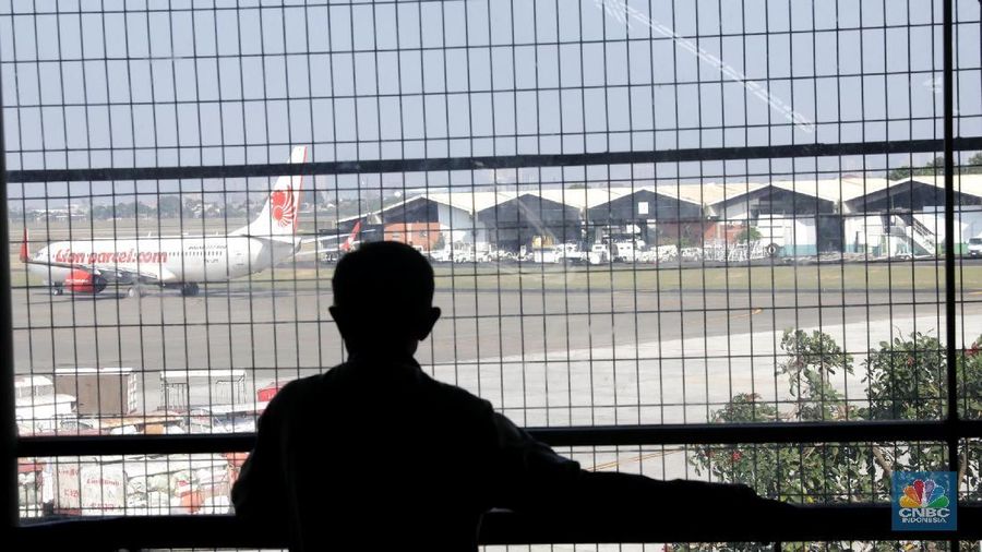 Harga tiket penerbangan domestik diketahui meroket akhir-akhir ini.