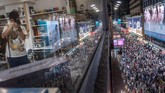 Di Shai Yeung Choi Street, Mong Kok, kawasan tersibuk di Hong Kong, bukan hanya ada sederet pertokoan dan jajanan. (AFP PHOTO / Philip FONG)