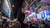 Itu juga panggung ekspresi sekaligus rumah bagi para musisi jalanan. (AFP PHOTO / Philip FONG)