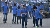Puluhan ribu anak Palestina kembali menggapai asa dengan masuk sekolah Perserikatan Bangsa-Bangsa yang tetap dibuka setelah libur musim panas meski Amerika Serikat memangkas bantuannya. (AFP Photo/Mahmud Hams)