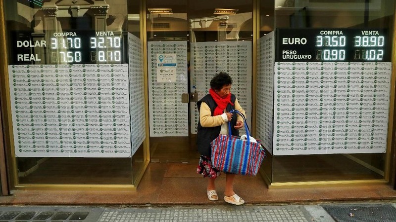 Para investor khawatir Argentina tidak dapat membayar pinjaman pemerintahnya yang berat dan sangat berisiko.