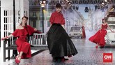 “Saya membayangkan wanita menyebrang dengan style, fashion. (Menurut saya) wanita era 1950-an sangat bergaya,