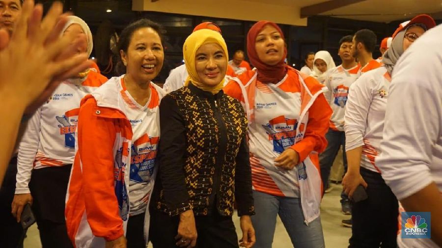 Usai dilantik menjadi Dirut Pertamina, Nicke langsung temui Menteri Rini di Palembang untuk joget dan nonton Asian Games bersama.