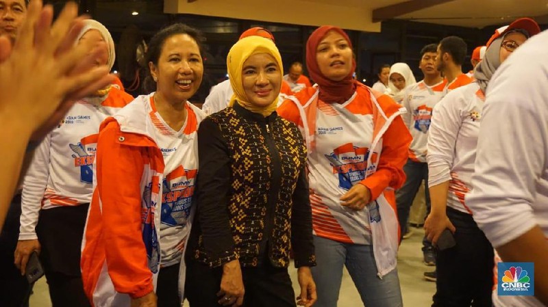 Usai dilantik menjadi Dirut Pertamina, Nicke langsung temui Menteri Rini di Palembang untuk joget dan nonton Asian Games bersama.