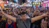 Namun peraturan setempat ‘membunuh’ kreativitas itu. Sejak awal Agustus, zona pejalan kaki akan sepenuhnya dihapus dan kendaraan boleh lewat. (AFP PHOTO / Philip FONG)