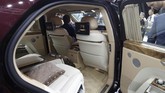 Interiornya didesain sedemikian sempurna guna meningkatkan kenyamanan penumpang yang duduk di kursi baris kedua. (REUTERS/Maxim Shemetov)