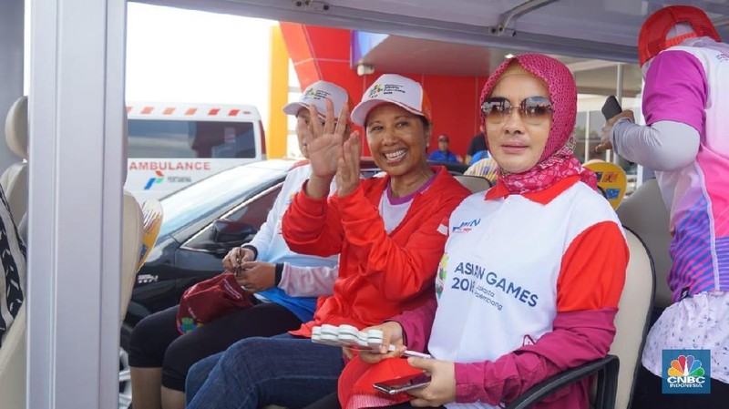 Usai dilantik menjadi Dirut Pertamina, Nicke langsung temui Menteri Rini di Palembang untuk joget dan nonton Asian Games bersama.