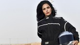 Rana Almimoni (30) mendapat kesempatan memacu Kia Stinger di Sirkuit Dirab Riyadh Motor Park. (AFP PHOTO/FAYEZ NURELDINE)