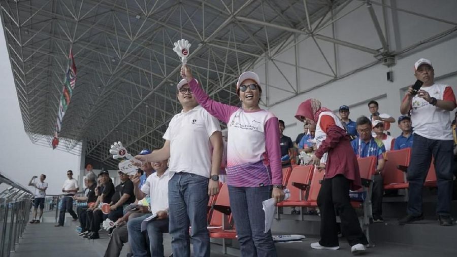 Usai dilantik menjadi Dirut Pertamina, Nicke langsung temui Menteri Rini di Palembang untuk joget dan nonton Asian Games bersama.