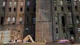 Seorang wanita berjemur di bawah sinar matahari di Taman Domino, Brooklyn, New York. (REUTERS/Andrew Kelly)